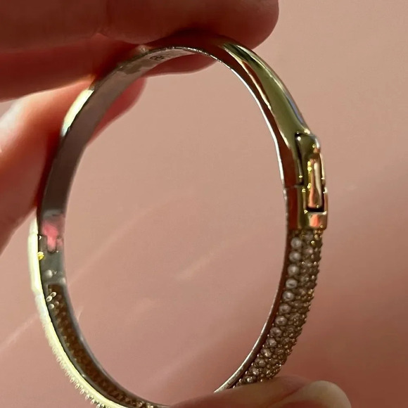 FREE Banana Republic Gold Clasp Bangle - Picture 2 of 4